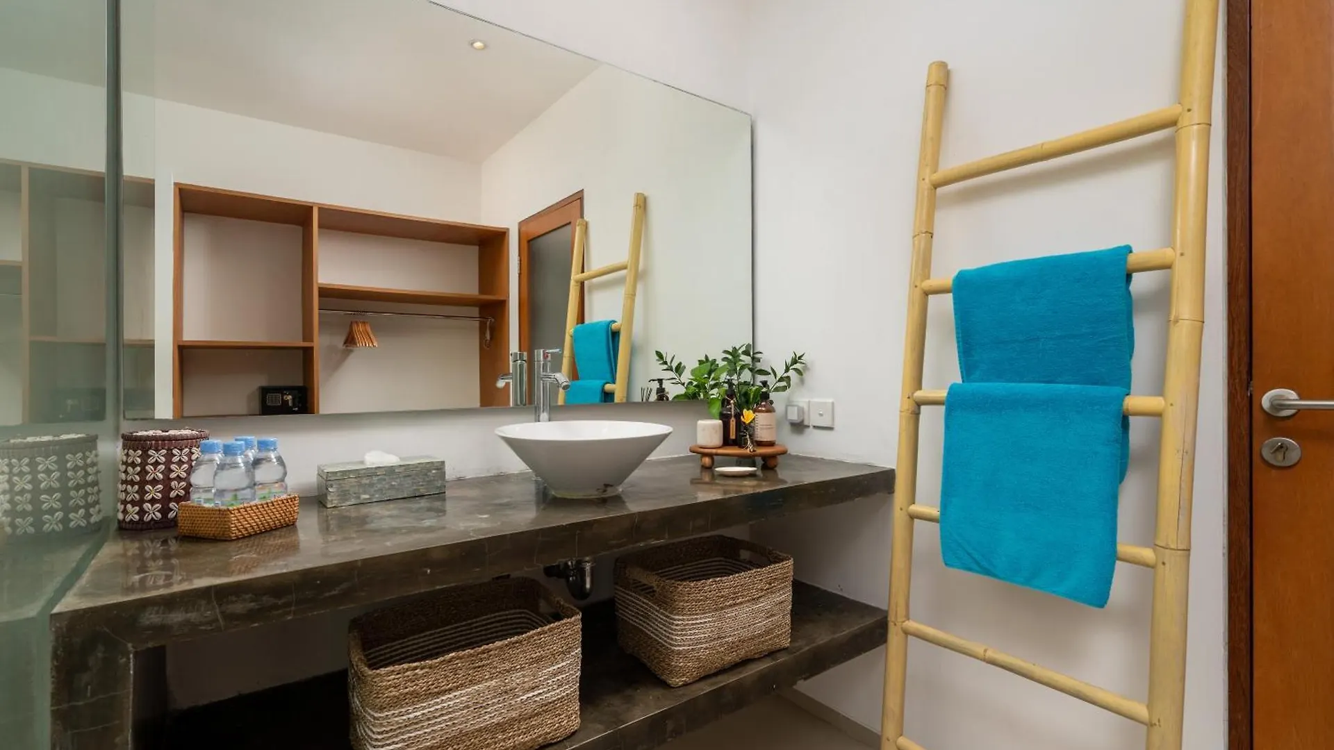 Beautiful Modern Villa In The Heart Of Seminyak 0*,